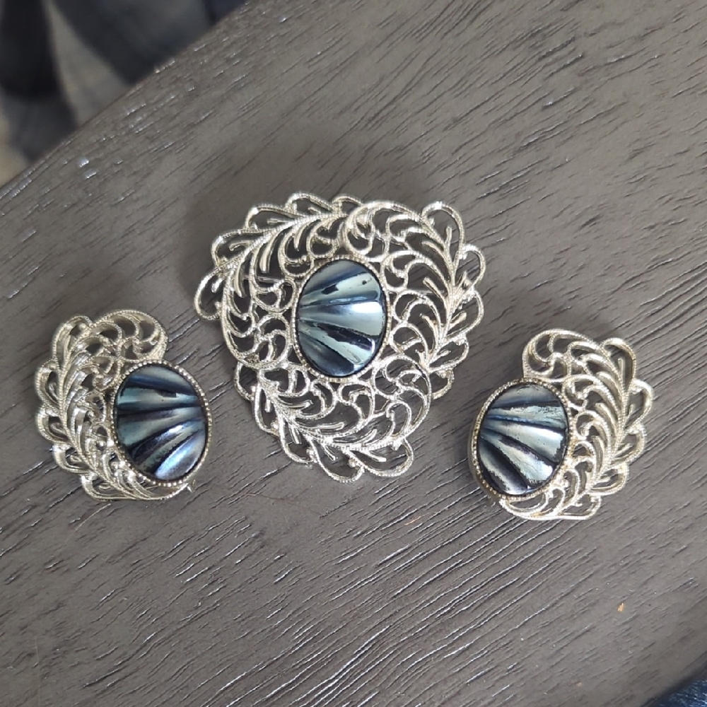 Vintage Sarah Coventry brooch and earring set from the Royal Plumage collecti